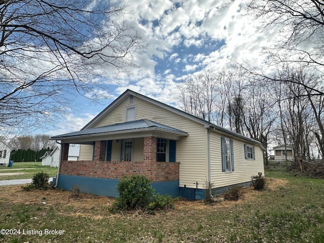 view of side of property featuring a lawn