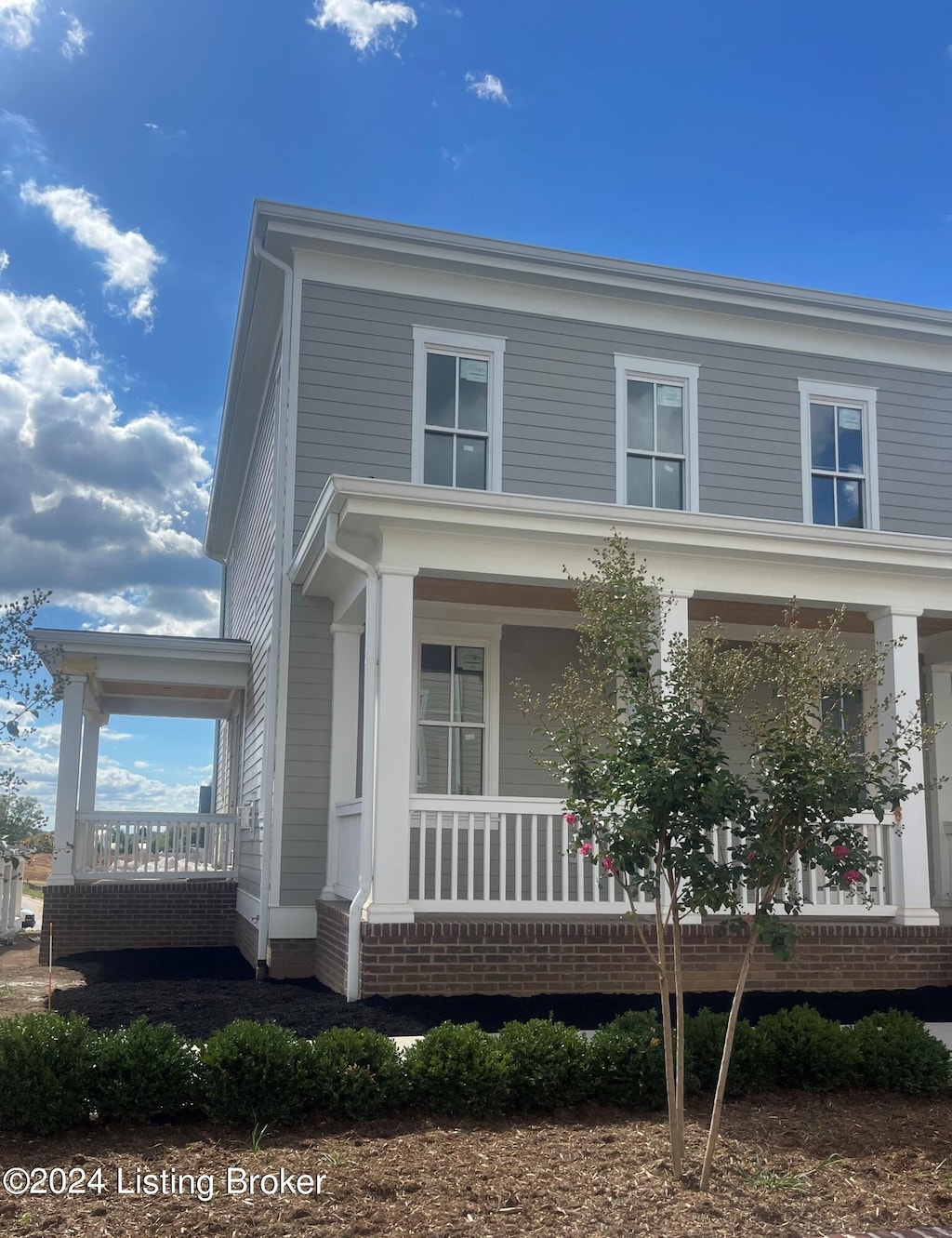 view of front of house featuring a porch