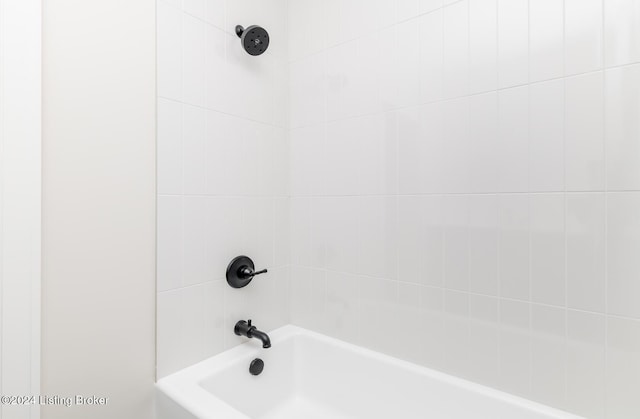 bathroom with tiled shower / bath combo