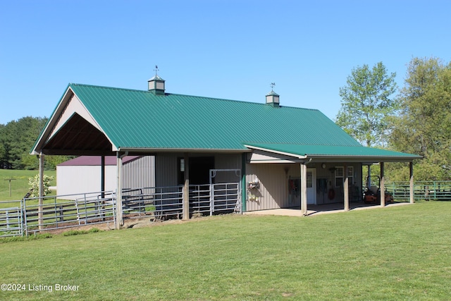 view of front facade featuring an outdoor structure and a front lawn