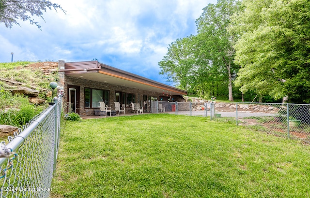 view of yard featuring a patio area