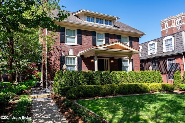 view of front of property featuring a front lawn