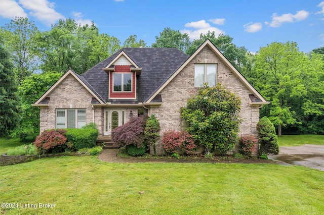 view of front of property featuring a front lawn