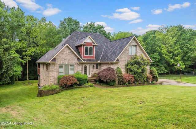 view of front of property featuring a front lawn