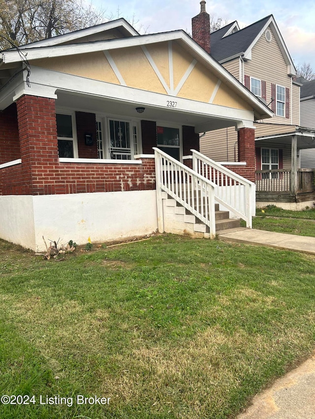 view of front of property featuring a porch and a front yard