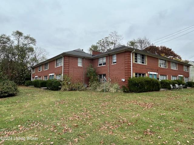 view of side of property featuring a yard