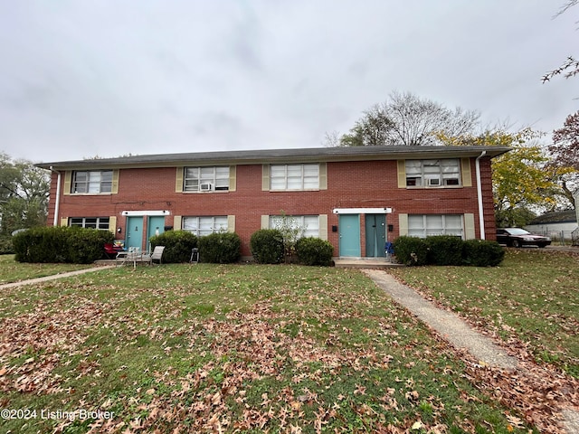 view of front of property featuring a front lawn