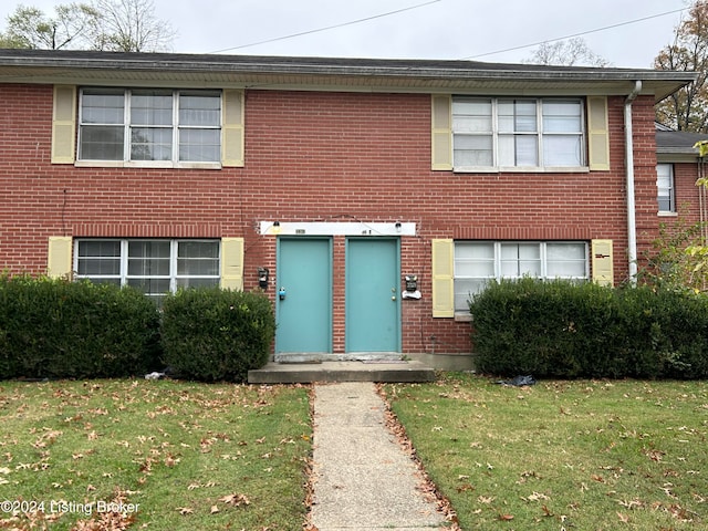 view of front facade with a front yard