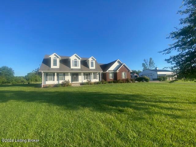 new england style home featuring a front lawn