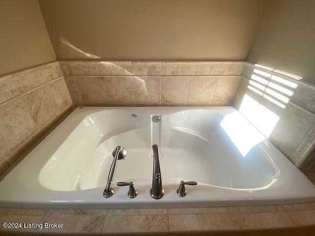 bathroom featuring tiled tub