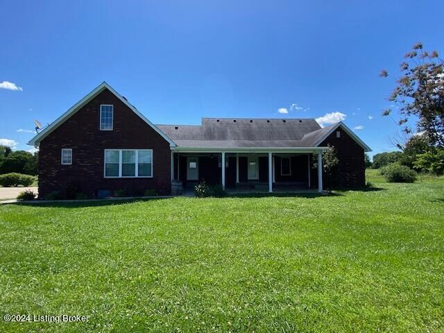 view of front facade with a front lawn