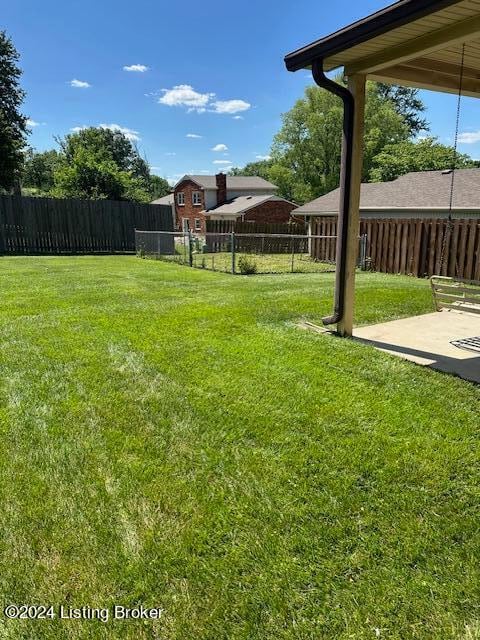 view of yard with a patio