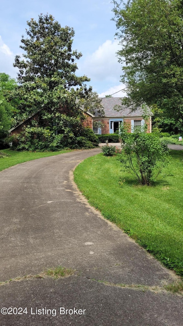 view of front of property with a front lawn