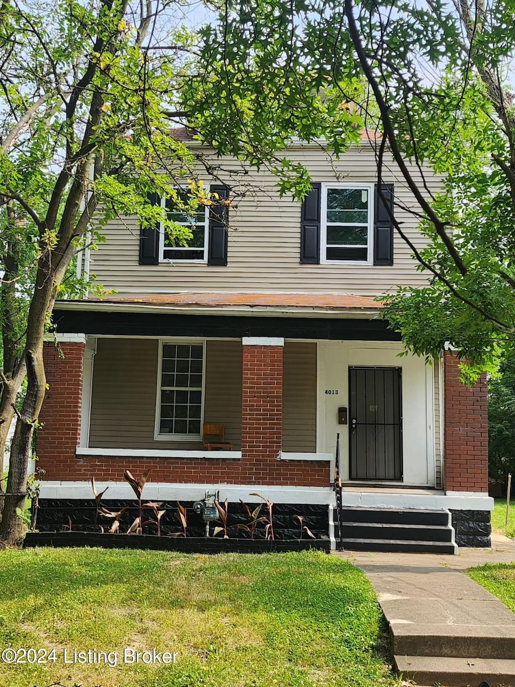 view of front of home featuring covered porch and a front yard