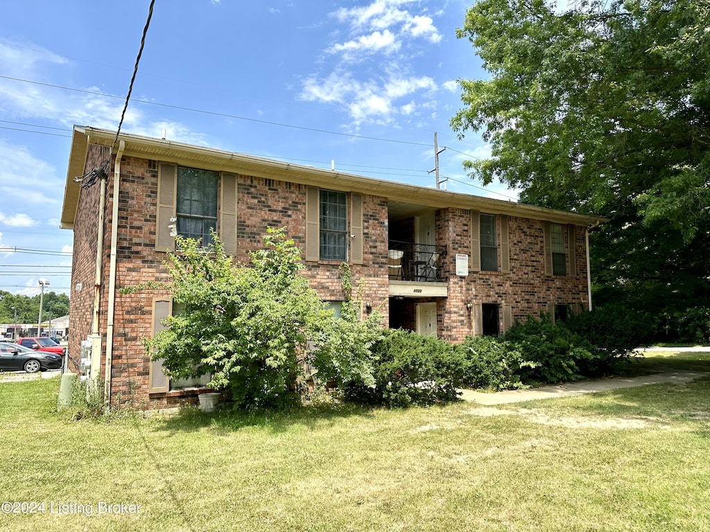 view of front facade featuring a front yard