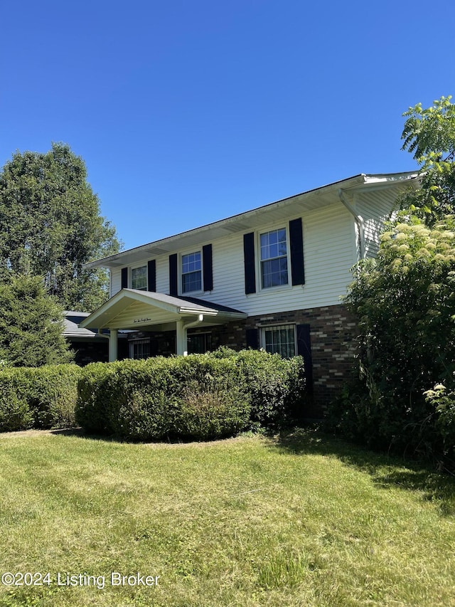 view of front of home with a front lawn