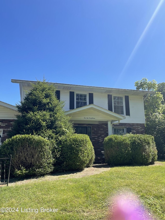 view of front of house featuring a front lawn