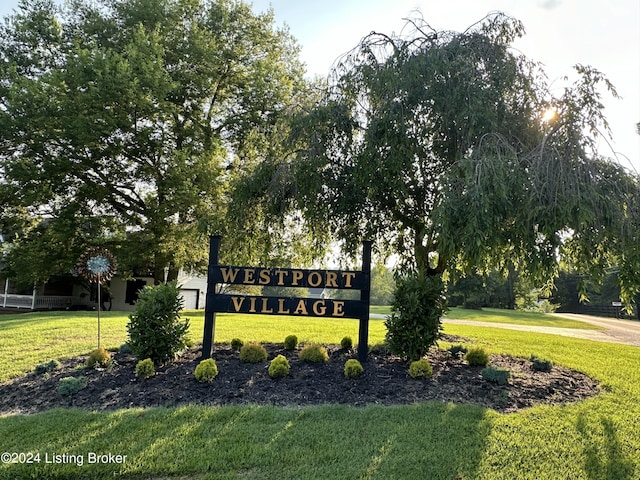 community sign with a lawn