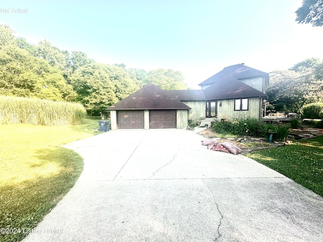 view of front of home featuring a garage and a front yard