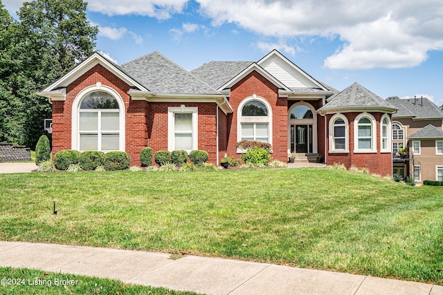 view of front of property featuring a front yard