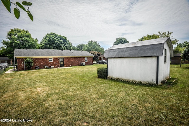 view of yard with a storage unit