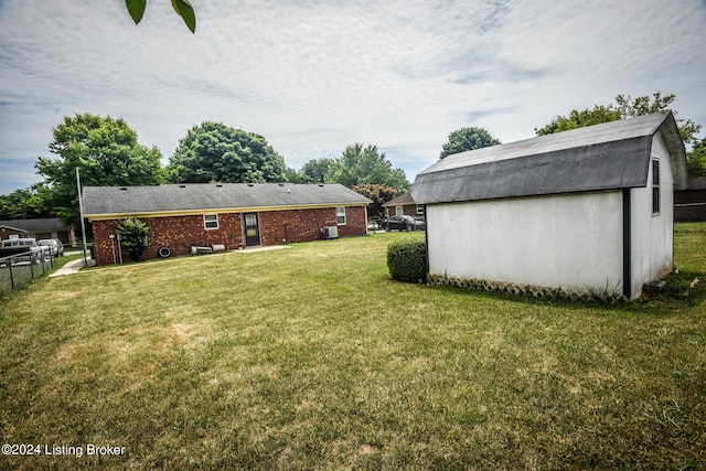 view of yard with a shed