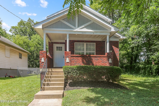 view of front of house featuring a front yard