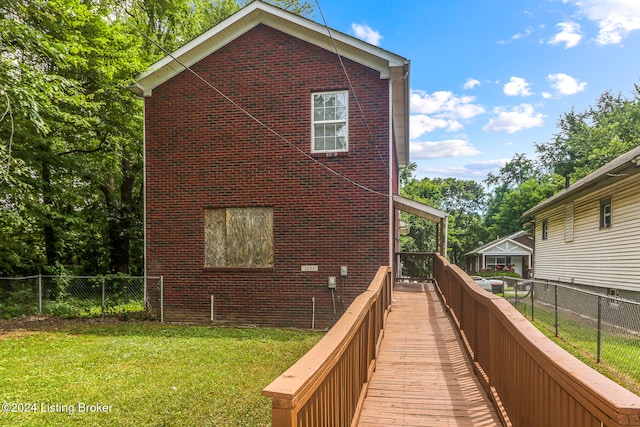 view of side of property featuring a lawn