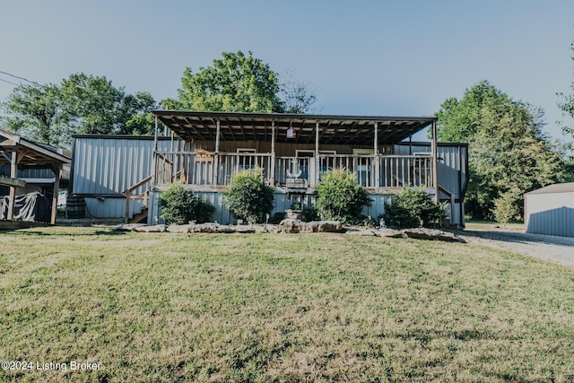 view of front of property featuring a front lawn