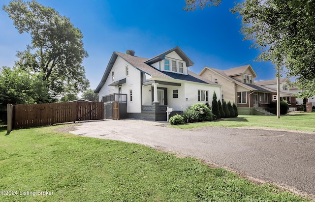 view of front of house featuring a front yard