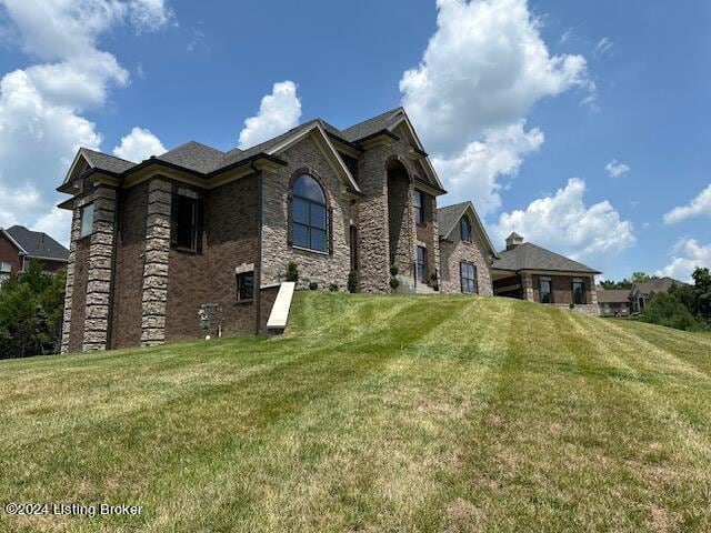 view of front of house featuring a front lawn