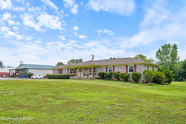 single story home featuring a front lawn