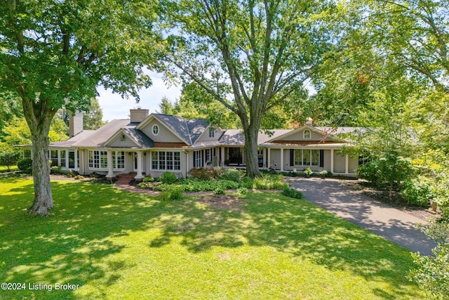 view of front of house featuring a front yard