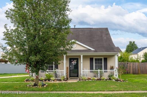 view of front facade featuring a porch and a front lawn