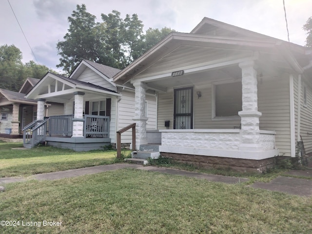 view of front facade featuring a porch and a front lawn