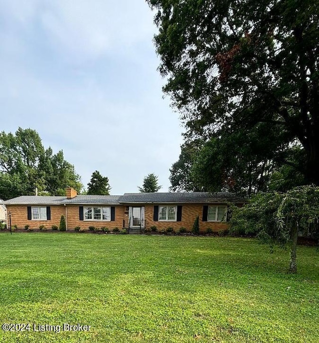 ranch-style house featuring a front lawn