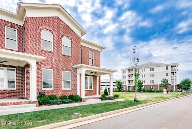 townhome / multi-family property featuring a front lawn