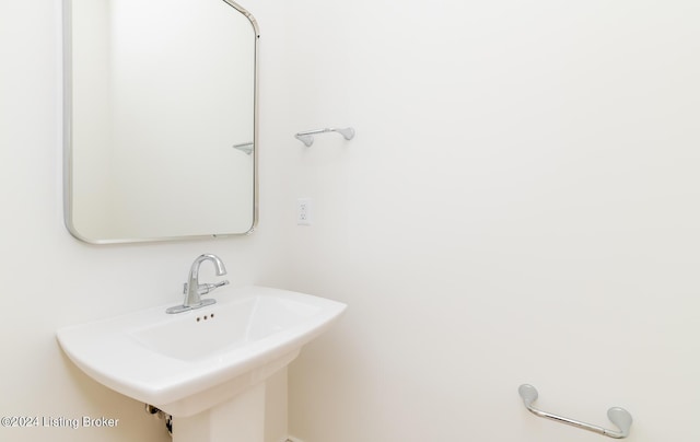 bathroom featuring sink