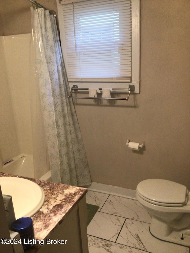 bathroom featuring a shower with curtain, vanity, and toilet