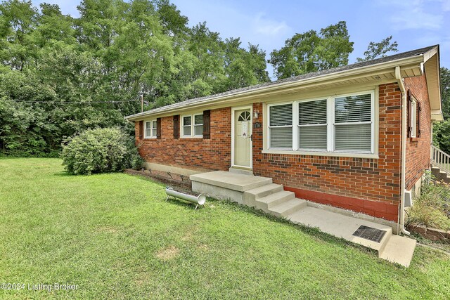 single story home with a front lawn