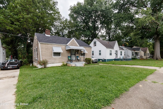 bungalow featuring a front yard