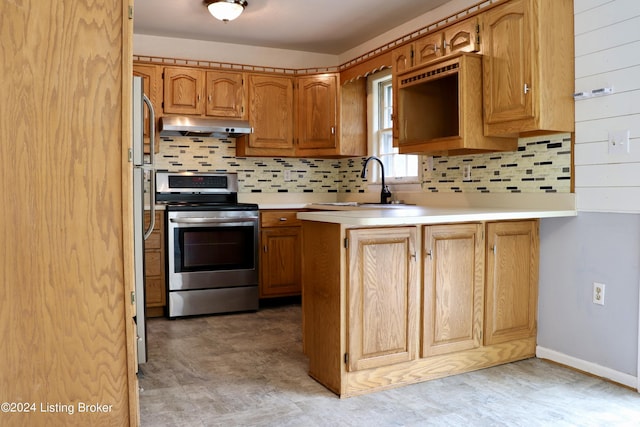 kitchen featuring tasteful backsplash, stainless steel electric range oven, sink, and kitchen peninsula