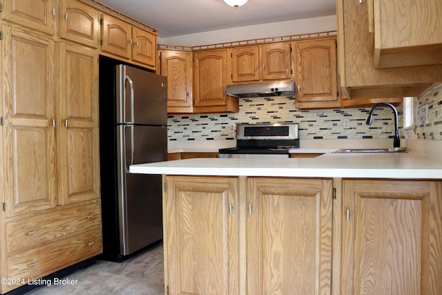 kitchen with tasteful backsplash, stainless steel appliances, kitchen peninsula, and sink