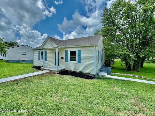 view of front of house with a front lawn