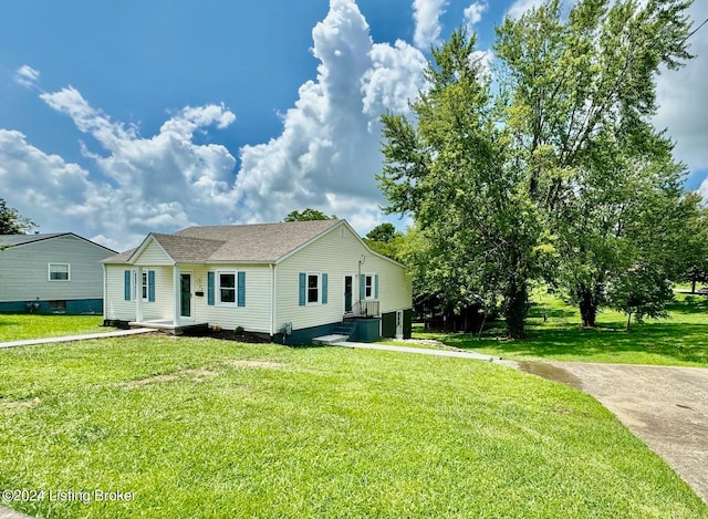 view of front of house with a front lawn