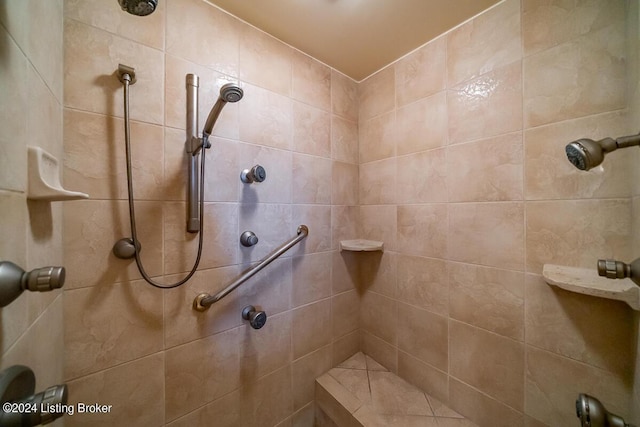 bathroom featuring tiled shower