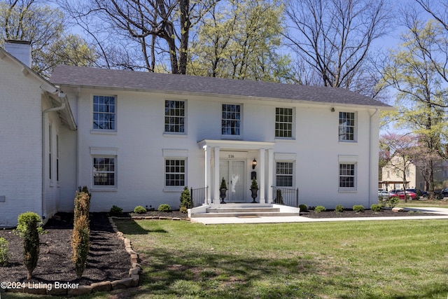 view of front facade featuring a front lawn