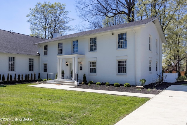 view of front of house with a front lawn