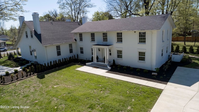 view of front of home featuring a front lawn