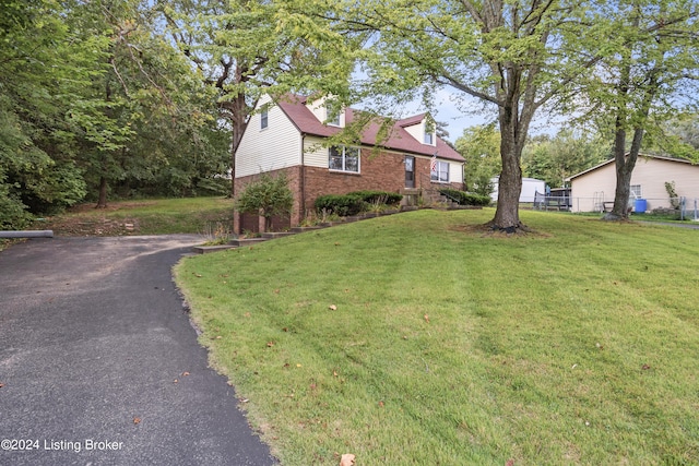 view of front of property featuring a front lawn